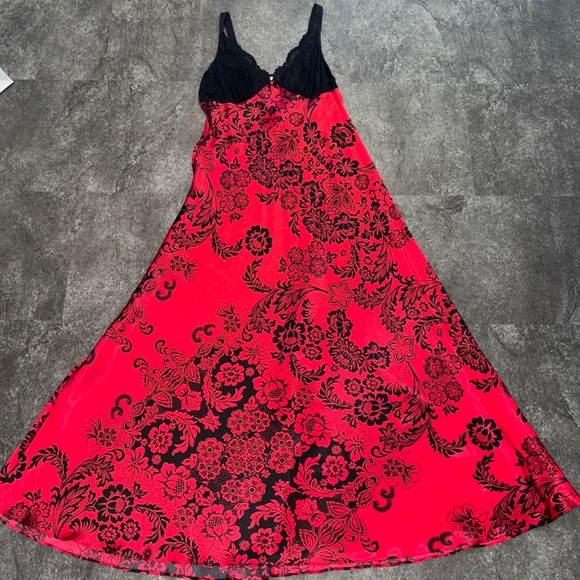 In Bloom (S) maxi sleep dress in red & black satin. - Picture 4 of 16